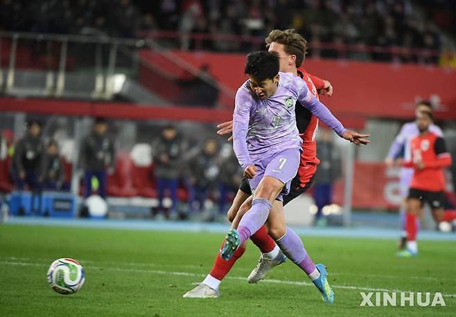 [빈=신화/뉴시스] 손흥민이 지난달 31일(현지 시간) 오스트리아 빈의 에른스트 하펠 스타디움에서 열린 오스트리아와 평가전 중 슈팅하고 있다. 한국이 0-1로 패해 북중미 월드컵 이전 A매치 2연전 2패를 기록했다. 2026.04.01.