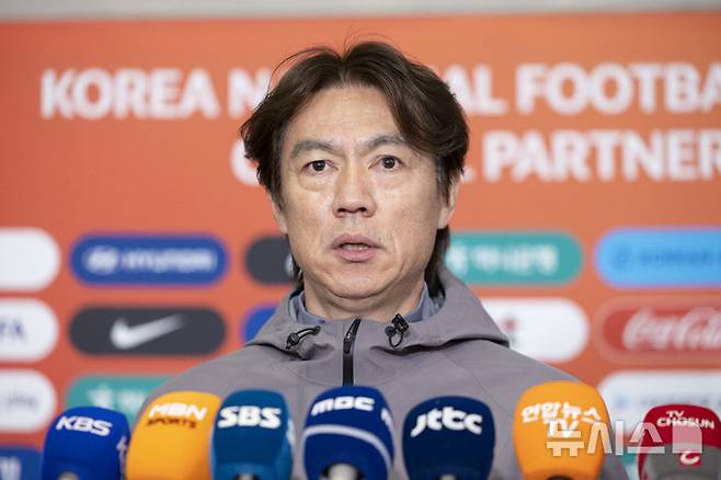 [인천공항=뉴시스] 김근수 기자 = 홍명보 대한민국 축구 국가대표팀 감독이 2일 인천국제공항 제2여객터미널에서 3월 유럽원정 평가전을 마치고 귀국 인터뷰를 하고 있다. 2026.04.02. ks@newsis.com