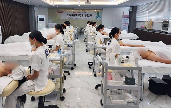 [부산=뉴시스] 동의과학대학교는 의료피부미용과 학생 15명이 '2024년 과정평가형 국가기술자격시험'에 응시해 전원 합격, 미용사(피부) 국가기술자격증을 취득했다고 지난 2024년 10월 4일 밝혔다. (사진=동의과학대 제공) *재판매 및 DB 금지