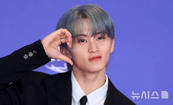 [서울=뉴시스] 김혜진 기자 = 그룹 엔시티 드림(NCT DREAM) 마크가 14일 오전 서울 송파구 롯데시네마 월드타워에서 열린 다섯 번째 정규앨범 'Go Back To The Future(고 백 투 더 퓨처)' 발매 기념 기자간담회에 앞서 포즈를 취하고 있다. 2025.07.14. jini@newsis.com