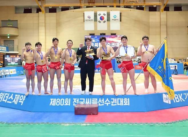 [서울=뉴시스] 3일 충청북도 제천시 제천체육관에서 열린 '제80회 전국씨름선수권대회' 중학교부 단체전 우승을 차지한 능인중학교(대구광역시)가 한다복 감독과 함께(왼쪽 다섯 번째) 기념사진을 찍고 있다. (사진=대한씨름협회 제공) 2026.04.03. photo@newsis.com *재판매 및 DB 금지