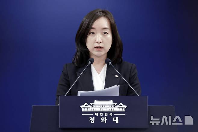 [서울=뉴시스] 최동준 기자 = 전은수 대변인이 3일 청와대에서 출퇴근 시간대 대중교통 혼잡 완화 대책 관련 브리핑을 하고 있다. 2026.04.03. photocdj@newsis.com