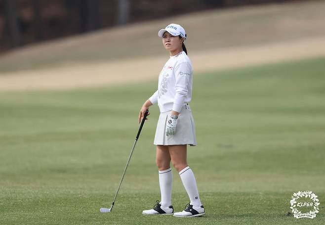 [서울=뉴시스] 고지원이 3일 경기 여주 더시에나 벨루토CC에서 열린 '더 시에나 오픈 2026' 2라운드, 10번홀에서 코스를 파악하고 있다. (사진=KLPGA 제공) 2026.04.03. photo@newsis.com *재판매 및 DB 금지