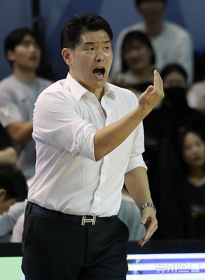 [서울=뉴시스] 조성우 기자 = 2일 오후 서울 송파구 잠실실내체육관에서 열린 2025~2026 LG전자 프로농구 정규리그 서울 삼성 썬더스와 창원 LG 세이커스의 경기, 조상현 LG 감독이 작전 지시를 하고 있다. 2026.01.02. xconfind@newsis.com