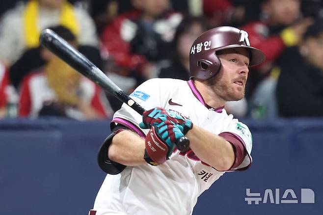 [서울=뉴시스] 권창회 기자 = 3일 오후 서울 구로구 고척스카이돔에서 열린 2026 KBO리그 LG 트윈스와 키움 히어로즈의 경기, 6회 말 2사 2루 키움 브룩스가 1타점 적시타를 치고 있다. 2026.04.03. kch0523@newsis.com