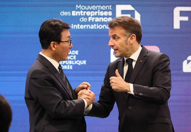 김민석 국무총리와 마크롱 프랑스 대통령 김민석 국무총리와 마크롱 프랑스 대통령     (서울=연합뉴스) 이정훈 기자 = 김민석 국무총리와 에마뉘엘 마크롱 프랑스 대통령이 3일 서울 여의도 FKI타워에서 열린 한-프랑스 경제계 미래대화 폐회식을 마치며 대화하고 있다. 2026.4.3     uwg806@yna.co.kr (끝)   <저작권자(c) 연합뉴스, 무단 전재-재배포, AI 학습 및 활용 금지>