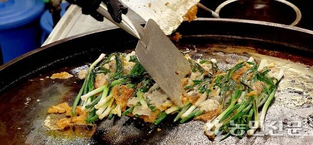 부산 동래구 복천동 ‘동래할매파전’은 1930년대부터 둥근 무쇠 번철에 파전을 구워왔다. 부산=김도웅 프리랜서 기자