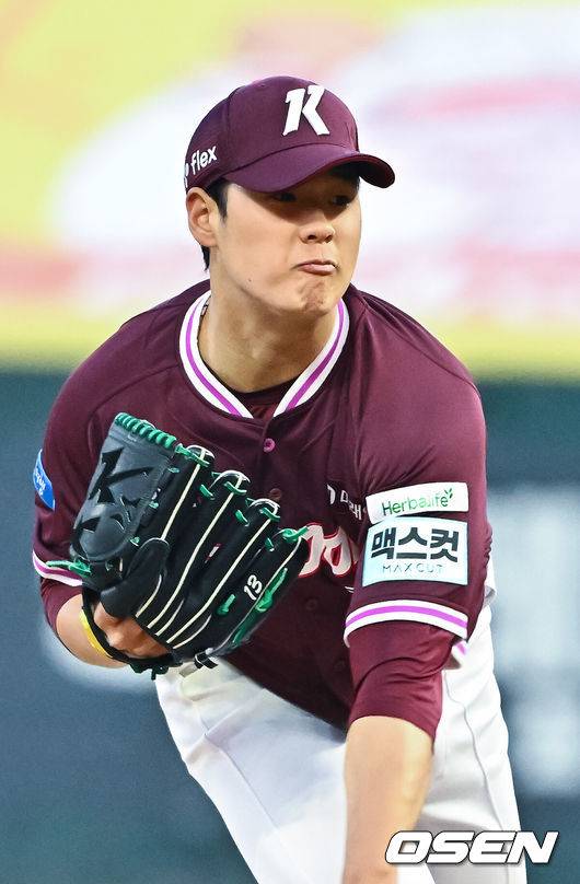 [OSEN=인천, 박준형 기자] 2일 오후 인천 SSG랜더스필드에서 2026 신한 SOL KBO리그&nbsp;SSG 랜더스와 키움 히어로즈의 경기가 진행됐다.이날 SSG는 최민준을, 키움은 정현우를 선발투수로 내세웠다. 1회말 키움 선발투수 정현우가 역투하고 있다.    2026.04.02 / soul1014@osen.co.kr