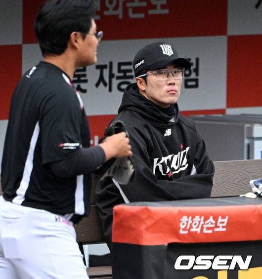[OSEN=대전, 이대선 기자] 1일 대전 한화생명볼파크에서 2026 신한 SOL KBO리그 한화 이글스와 KT 위즈의 경기가 열렸다.이날 한화는 류현진, KT는 고영표를 선발로 내세웠다.경기에 앞서 한화 허경민이 더그아웃에서 훈련 중인 선수들을 바라보고 있다. 2026.04.01 /sunday@osen.co.kr
