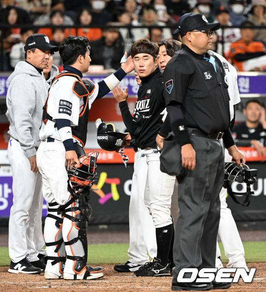[OSEN=대전, 이대선 기자] 31일 대전 한화생명볼파크에서 2026 신한 SOL KBO리그 한화 이글스와 KT 위즈의 경기가 열렸다.이날 한화는 오웬 화이트, KT는 케일럽 보쉴리를 선발로 내세웠다.5회초 1사 1,2루에서 헤드샷을 당한 KT 허경민이 퇴장당하는 한화 엄상백을 격려하고 있다. 2026.03.31 /sunday@osen.co.kr