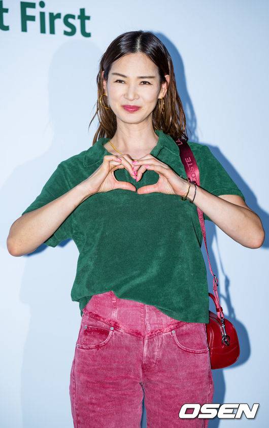 [OSEN=민경훈 기자] 14일 오후 서울 성동구 성수동의 한 매장에서 패션 스포츠 브랜드팝업 스토어 오픈 포토콜 행사가 열렸다.이날 행사에는 안효섭, 이주빈, 이유미, 다니엘헤니, 저스틴 민, 정건주, 오마이걸 유아, 김나영, 모델 이소라, 모델 겸 DJ 안나킴, 실리카겔의 김한주가 참석했다.  모델 이소라가 취재진을 향해 포즈를 취하고 있다. 2024.05.14 / rumi@osen.co.kr