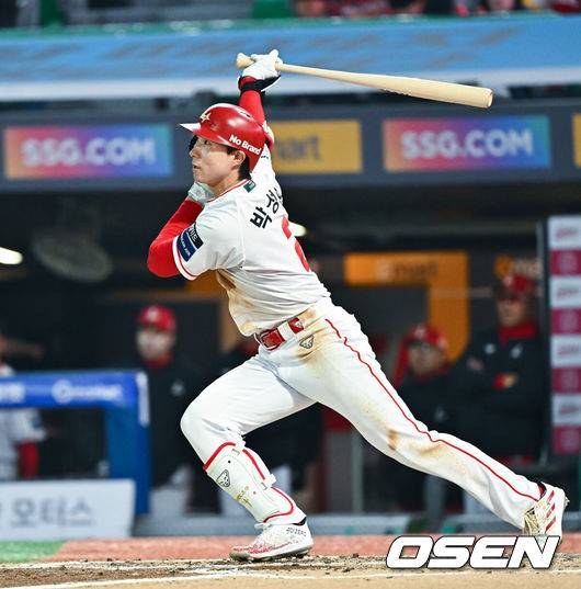 [OSEN=인천, 박준형 기자] 2일 오후 인천 SSG랜더스필드에서 2026 신한 SOL KBO리그&nbsp;SSG 랜더스와 키움 히어로즈의 경기가 진행됐다.이날 SSG는 최민준을, 키움은 정현우를 선발투수로 내세웠다. 3회말 무사 2루 SSG 박성한이 1타점 적시 2루타를 날리고 있다.    2026.04.02 / soul1014@osen.co.kr