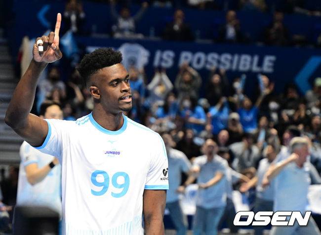 [OSEN=인천, 지형준 기자] 2일 인천 계양체육관에서 진에어 2025~2026 V리그 남자부 챔피언결정 1차전이 열렸다.양팀은 2시즌 연속 챔피언결정전에서 만났다. 대한항공은 정규리그 1위, 현대캐피탈은 2위로 우리카드를 플레이오프에서 꺾고 올라왔다. 1세트 대한항공 마쏘가 득점에 기뻐하고 있다. 2026.04.02&nbsp;/ jpnews@osen.co.kr