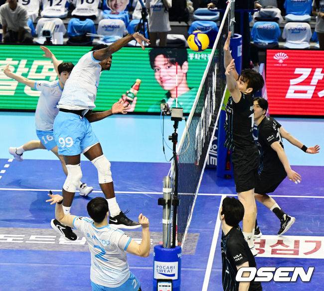 [OSEN=인천, 지형준 기자] 챔피언결정전에 앞서 외국인선수를 교체한 대한항공이 챔피언결정전 1차전에서 정규리그 1위의 품격을 과시했다.&nbsp;대한항공 점보스는 2일 인천 계양체육관에서 열린 진에어 2025-2026 V리그 남자부 챔피언결정전(5전 3선승제) 현대캐피탈 스카이워커스와의 1차전에서 세트 스코어 3-2(25-19, 19-25, 23-25, 25-20, 15-11)로 승리했다.&nbsp;정규리그 1위 대한항공은 우리카드와 플레이오프(2승)를 거쳐 올라온 2위 현대캐피탈에 기선을 제압하며 우승확률 75%(20번 중 15번)를 거머쥐었다.&nbsp;5세트 대한항공 마쏘가 매치 포인트 득점을 올리고 있다. 2026.04.02&nbsp;/ jpnews@osen.co.kr