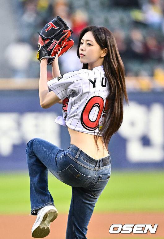 [OSEN=잠실, 박준형 기자] 프로야구 LG 트윈스가 KIA 타이거즈를 꺾고 개막 3연패에서 탈출했다.&nbsp;LG는 1일 서울 잠실구장에서 열린 2027 KBO리그 KIA와 시즌 2차전 맞대결에서 7-2로 승리했다. 이로써 LG는 개막 3연패를 끊고 첫 승을 신고했다.경기 앞서 있지 유나가 시구를 하고 있다.      2026.04.01 / soul1014@osen.co.kr