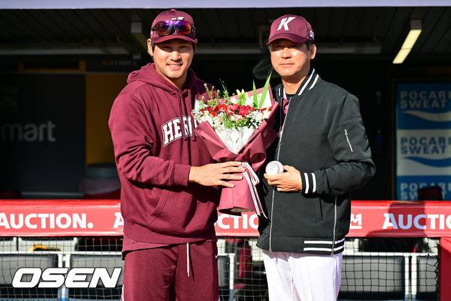 [OSEN=인천, 박준형 기자] 2일 오후 인천 SSG랜더스필드에서 2026 신한 SOL KBO리그&nbsp;SSG 랜더스와 키움 히어로즈의 경기가 진행됐다.이날 SSG는 최민준을, 키움은 정현우를 선발투수로 내세웠다. 경기에 앞서 키움 설종진 감독이 부임 첫승 기념 꽃다발 증정식에서 주장 임지열과 함께 포즈를 취하고 있다.      2026.04.02 / soul1014@osen.co.kr