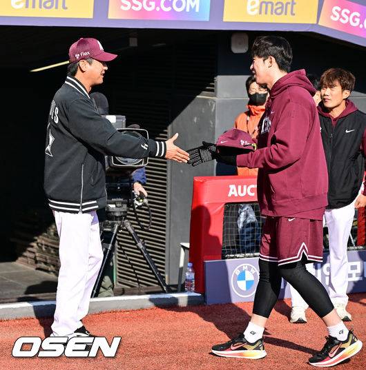 [OSEN=인천, 박준형 기자] 2일 오후 인천 SSG랜더스필드에서 2026 신한 SOL KBO리그&nbsp;SSG 랜더스와 키움 히어로즈의 경기가 진행됐다.이날 SSG는 최민준을, 키움은 정현우를 선발투수로 내세웠다. 경기에 앞서 키움 설종진 감독이 전날 5이닝 무실점 승리투수가 된 배동현과 악수를 나누고 있다.     2026.04.02 / soul1014@osen.co.kr
