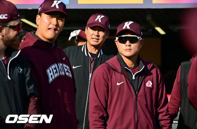 [OSEN=인천, 박준형 기자] 2일 오후 인천 SSG랜더스필드에서 2026 신한 SOL KBO리그&nbsp;SSG 랜더스와 키움 히어로즈의 경기가 진행됐다.이날 SSG는 최민준을, 키움은 정현우를 선발투수로 내세웠다. 경기에 앞서 키움 설종진 감독이 선수들이 미팅을 지켜보고 있다.       2026.04.02 / soul1014@osen.co.kr