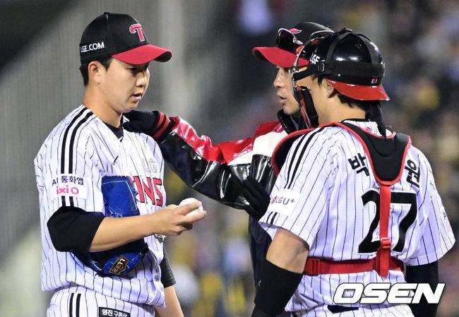 [OSEN=잠실, 조은정 기자] 2일 서울 잠실야구장에서 2026 신한 SOL KBO리그 LG 트윈스와 KIA 타이거즈의 경기가 열렸다. 이날 LG는 웰스, KIA는 김태형을 선발로 내세웠다. 9회초 LG 유영찬이 KIA 선두타자 김선빈에게 볼넷을 허용하자 김광삼 코치가 마운드에 올라 대화를 나누고 있다. 2026.04.02 /cej@osen.co.kr