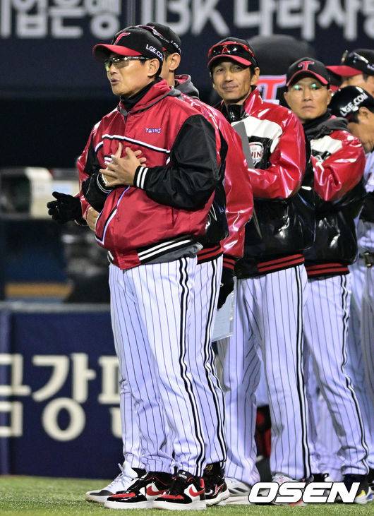 [OSEN=잠실, 조은정 기자] 2일 서울 잠실야구장에서 2026 신한 SOL KBO리그 LG 트윈스와 KIA 타이거즈의 경기가 열렸다. 이날 LG는 웰스, KIA는 김태형을 선발로 내세웠다. [OSEN=잠실, 조은정 기자] 프로야구 LG 트윈스가&nbsp;KIA 타이거즈에 위닝에 성공했다.&nbsp;LG 2일 잠실구장에서 열린 2026 KBO리그 KIA와 경기에서 2-1로 승리했다. 1승 1패를 주고받고 3연전 마지막 경기에서 승리했다. 이로써 LG는 개막 3연패 이후 2연승을 기록했다. KIA는 1승 4패가 됐다.&nbsp;LG 염경엽 감독이 졸인 가가슴을 붙잡고 승리를 기뻐하고 있다. 2026.04.02 /cej@osen.co.kr2