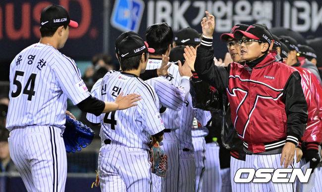 [OSEN=잠실, 조은정 기자] 프로야구 LG 트윈스가&nbsp;KIA 타이거즈에 위닝에 성공했다.&nbsp;LG 2일 잠실구장에서 열린 2026 KBO리그 KIA와 경기에서 2-1로 승리했다. 1승 1패를 주고받고 3연전 마지막 경기에서 승리했다. 이로써 LG는 개막 3연패 이후 2연승을 기록했다. KIA는 1승 4패가 됐다.&nbsp;LG 염경엽 감독이 유영찬과 승리를 기뻐하고 있다. 2026.04.02 /cej@osen.co.kr