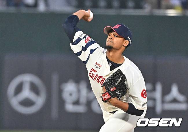 [OSEN=부산, 이석우 기자] 3일 부산 사직야구장에서 2026 신한 SOL KBO 리그 롯데 자이언츠와 SSG 랜더스의 경기가 열렸다. 홈팀 롯데는 로드리게스가, 방문팀 SSG는 화이트가 선발 출전했다.롯데 자이언츠 선발 투수 로드리게스가 역투하고 있다. 2026.04.03 / foto0307@osen.co.kr