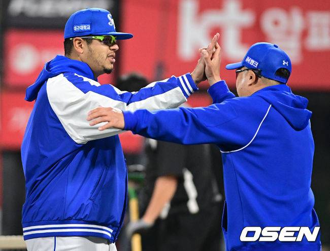 [OSEN=수원, 조은정 기자] 삼성 라이온즈가 개막 5연승으로 선두를 달리던 KT 위즈를 잡았다. 삼성 후라도가 박진만 감독과 승리를 기뻐하고 있다. 2026.04.03 /cej@osen.co.kr