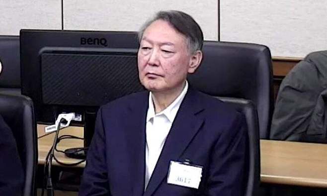 윤석열 전 대통령이 재판에 출석해 앉아 있는 모습. 서울중앙지법 제공