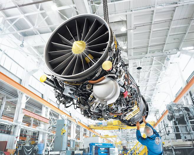미국 GE 직원이 KF-21을 위한 GE의 F414 엔진을 살피고 있다. 세계일보 자료사진