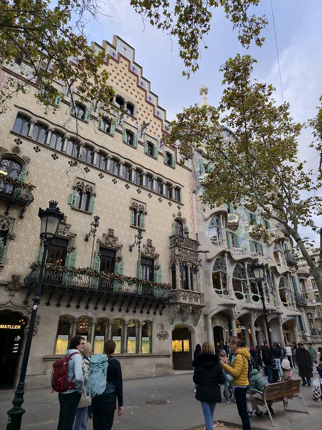 까사 아마트리에(왼쪽)와 까사 바트요. 최현태 기자