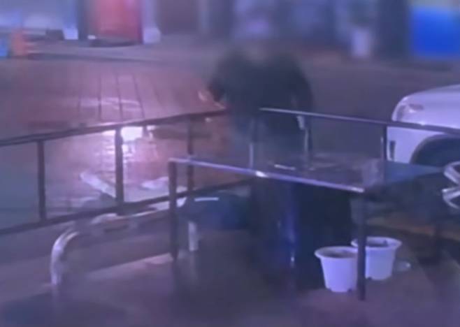 지난달 27일 새벽 서울 영등포구의 한 술집 인근에서 폭행을 당해 쓰러진 한국인 남성에게 젓가락을 들고 재차 다가가는 중국인 남성 모습이 담긴 폐쇄회로(CC)TV 장면. 채널A 보도화면 캡처