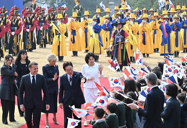 이재명 대통령과 국빈 방한한 에마뉘엘 마크롱 프랑스 대통령이 3일 청와대 대정원에서 열린 공식환영식에서 어린이 환영단의 인사를 받고 있다.
