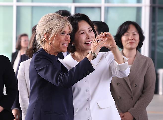 김혜경 여사와 국빈 방한 중인 프랑스 브리지트 마리클로드 마크롱 여사가 3일 여사 간 친교 일정으로 서울 용산구 국립중앙박물관을 방문하며 관람객들을 향해 손하트를 만들어보이고 있다.