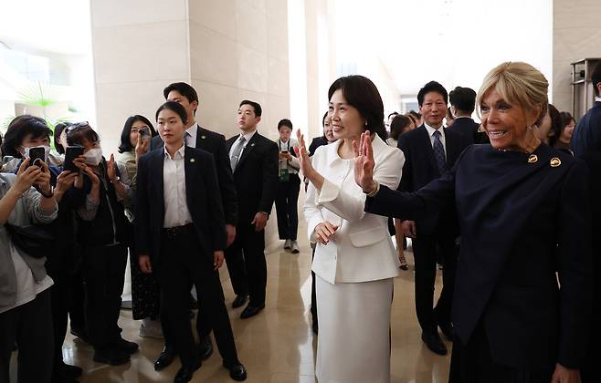 김혜경 여사와 국빈 방한 중인 프랑스 브리지트 마리클로드 마크롱 여사가 3일 여사 간 친교 일정으로 서울 용산구 국립중앙박물관을 방문해 관람객들에게 인사를 하고 있다.