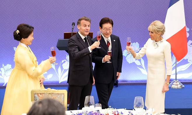 이재명 대통령과 마크롱 프랑스 대통령이 3일 청와대 영빈관에서 열린 국빈오찬에서 건배를 하고 있다.