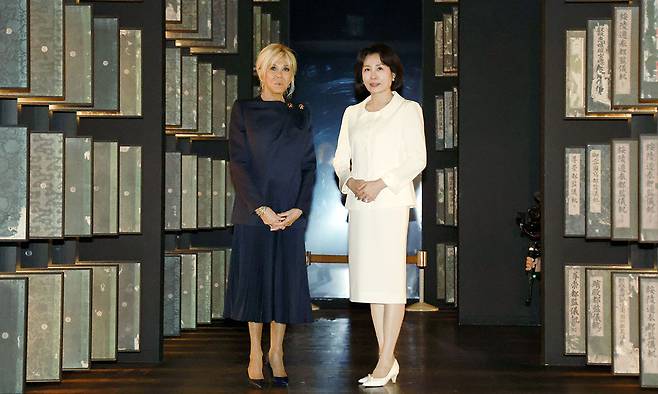 김혜경 여사와 에마뉘엘 마크롱 프랑스 대통령 부인 브리지트 마크롱 여사가 3일 국립중앙박물관에서 열린 친교일정 중 의궤실에서 기념촬영을 하고 있다. 청와대통신사진기자단