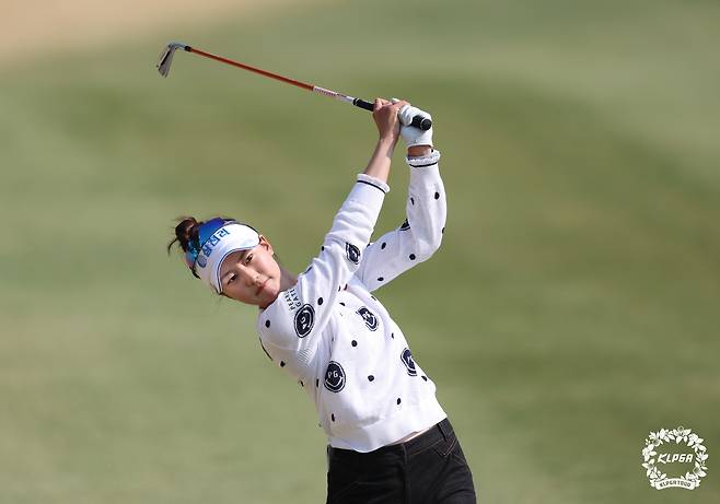 송지아가 2일 경기 여주 더 시에나 벨루토CC(파72)에서 열린 KLPGA 투어 2026시즌 국내 개막전 더 시에나 오픈 2026 1라운드 8번 홀에서 아이언 샷을 하고 있다. 사진 제공=KLPGA