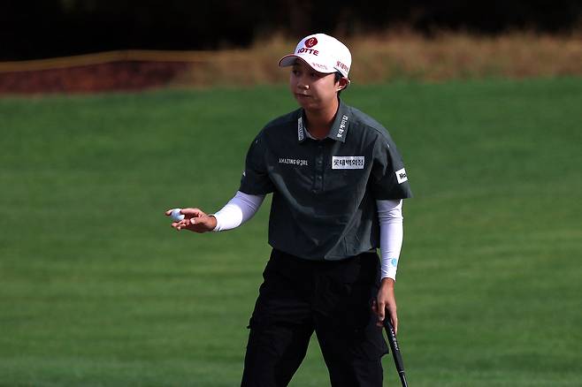 퍼팅을 마치고 갤러리에게 인사하고 있는 김효주. 사진 제공=AFP연합뉴스