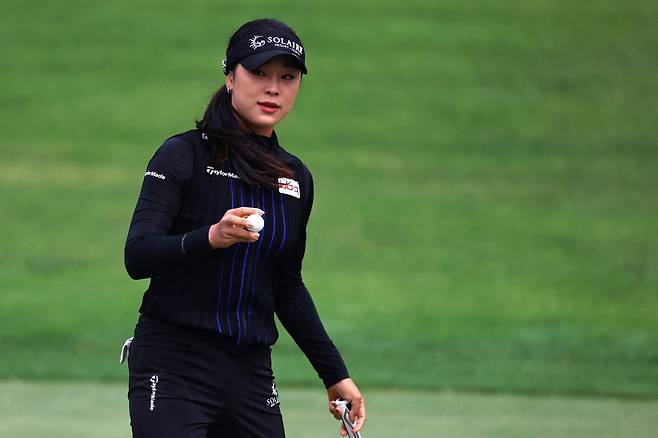 퍼팅 후 갤러리에게 인사하고 있는 윤이나. 사진 제공=AFP연합뉴스