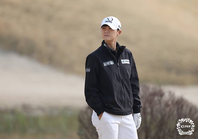 홀 공략을 고심하고 있는 박성현. 사진 제공=KLPGA