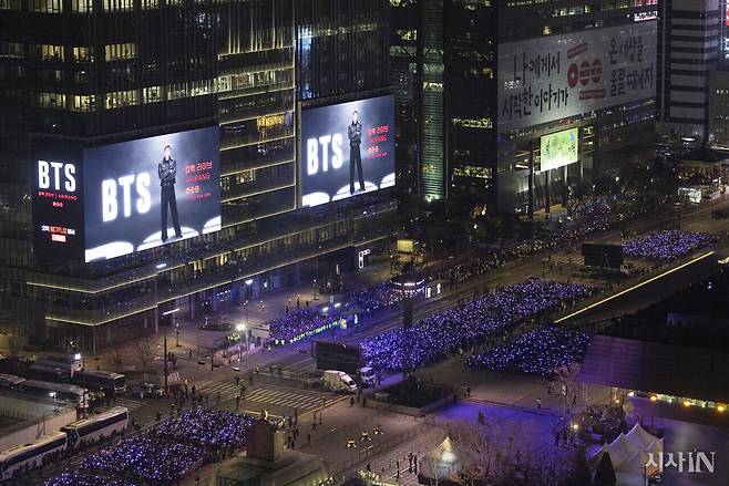 3월21일 서울 광화문광장에서 열린 BTS 컴백 공연 관람석의 모습. ⓒ시사IN 이명익