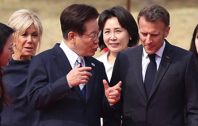 이재명 대통령과 에마뉘엘 마크롱 프랑스 대통령이 3일 청와대에서 열린 국빈 방한 공식 환영식에서 프랑스 측 수행원 인사를 위해 이동하며 대화하고 있다. ⓒ연합뉴스