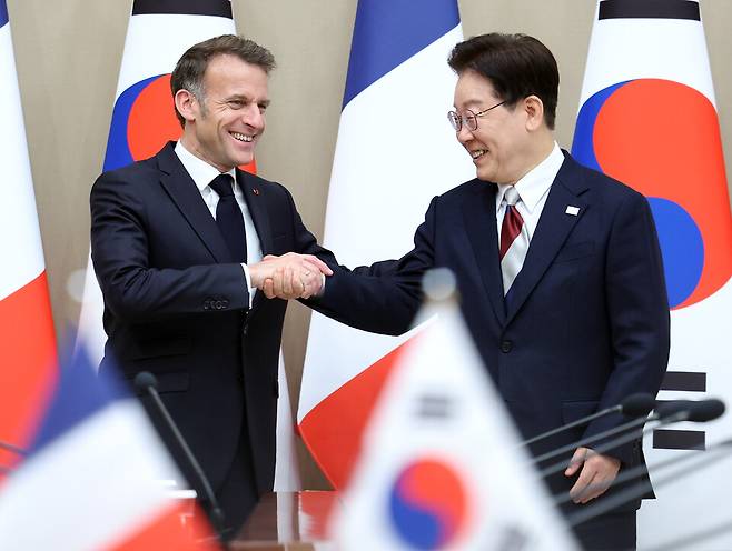 이재명 대통령과 에마뉘엘 마크롱 프랑스 대통령이 3일 청와대에서 확대 정상회담에 앞서 악수하고 있다. ⓒ연합뉴스