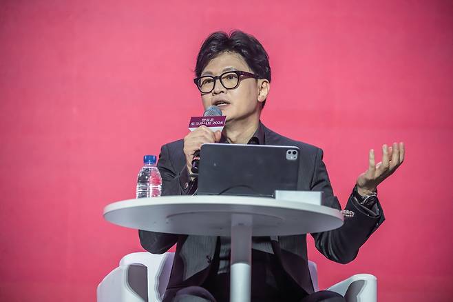 한동훈 전 국민의힘 대표가 2월8일 서울 송파구 잠실실내 체육관에서 열린 토크콘서트에서 발언하고 있다. ⓒ시사저널 최준필