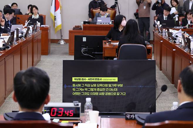 전용기 더불어민주당 의원이 3일 국회에서 열린 윤석열정권정치검찰조작기소의혹사건진상규명국정조사특별위원회 전체회의에서 박상용 검사의 녹취록을 공개하며 구자현 검찰총장 직무대행에게 질문을 하고 있다. ⓒ시사저널 박은숙