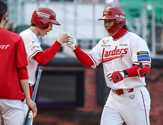 SSG 최정(오른쪽)이 2일 인천SSG랜더스필드서 열린 키움전 1회말 2점홈런을 쳐낸 뒤 박성한과 하이파이브를 하고&nbsp;있다. 사진제공｜SSG 랜더스
