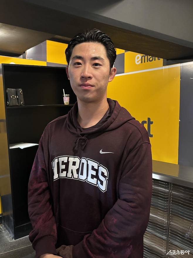 1일 인천 SSG전서 데뷔 첫 선발승을 따낸 키움 배동현이 동료들의 축하를 받은 뒤 인터뷰를 하고 있다. 인천ㅣ강산 기자 posterboy@donga.com