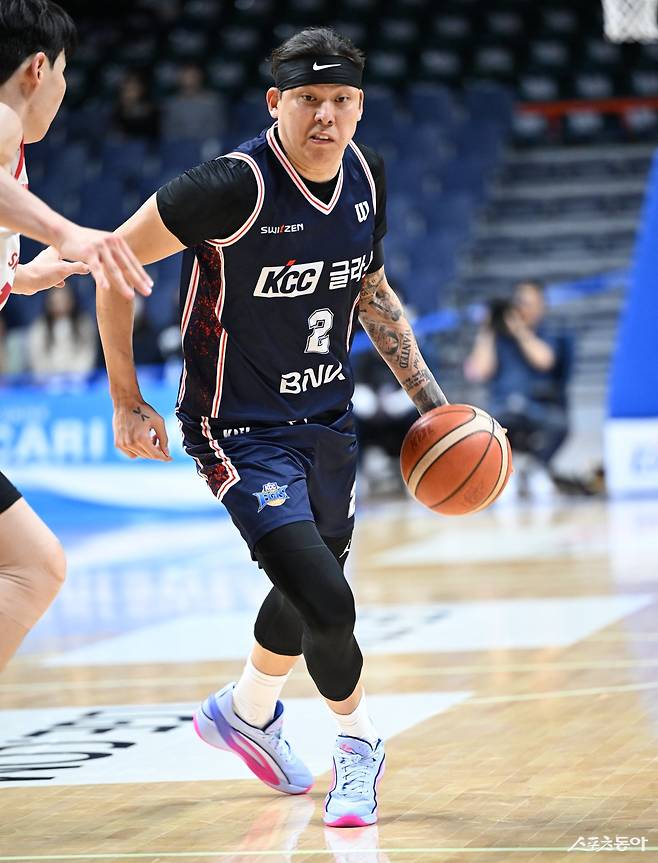 KCC 최준용(오른쪽)이 1일 부산 사직체육관에서 열린 SK전 도중 돌파를 시도하고 있다. 사진제공|KBL