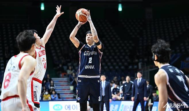 KCC 최준용(2번)이 1일 부산 사직체육관서 열린 SK전 도중 3점슛을 시도하고 있다. 사진제공|KBL