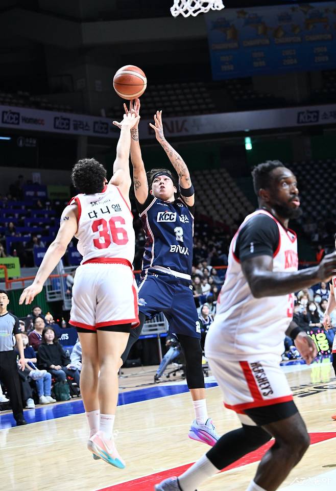 KCC 최준용(가운데)이 1일 부산 사직체육관서 열린 SK전 도중 에디 다니엘(왼쪽)의 블로킹의 피해 슛을 던지고 있다. 사진제공|KBL